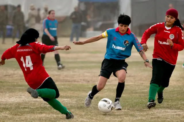 Sepak bola perempuan Afghanistan dalam pertandingan persahabatan melawan tim Pasukan Keamanan Intrnasional yang dipimpin NATO di Kabul, tahun 2010. Tim Afghan menang 1-0.