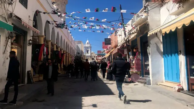 مردم در طرابلس به ذخیره کردن سوخت و غذا روی آورده‌اند