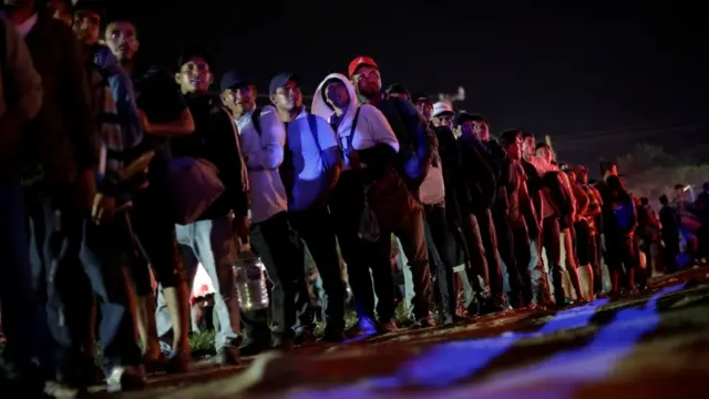 تتهم منظمات الحقوقية قرار ترامب بأنه ينتهك قانون الهجرة والجنسية الأمريكي