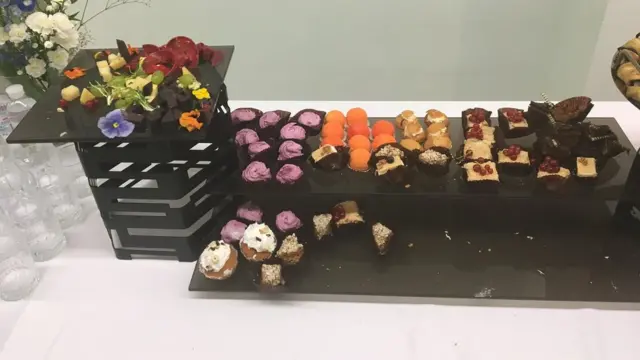 У штабі "Опозиційна платформа - За життя" подають різні тістечка