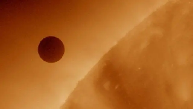 زهره له لمر د تېرېدو په حال کې.