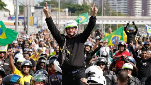 Bolsonaro cercado de motociclistas no Rio de Janeiro