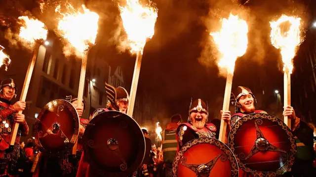 苏格兰爱丁堡举行传统的新年火炬游行