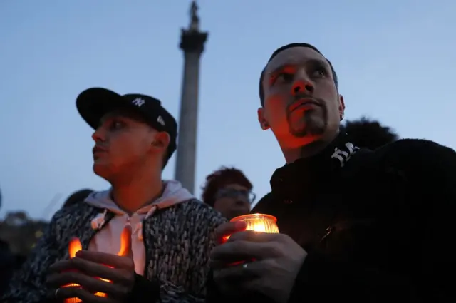 Участники акции держат в руках свечи