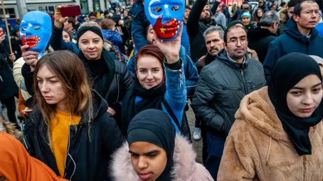 Uighur kabila ce mai yawan kusan miliyan 11 da ke zaune a yammacin China da ake kira Xinjiang.