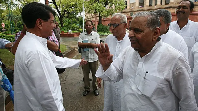 मुलायम सिंह यादव आणि अजित सिंह