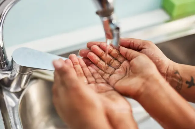 غسل اليدين للحماية من فيروس كورونا