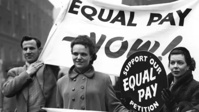 ناشطات يطالبن بمساواة أجور النساء بأجور الرجال أمام قاعة كاكستون في لندن عام 1954