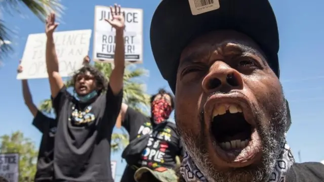 Una protesta tras la muerte de Robert Fuller en Palmdale.