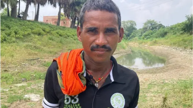 सूखे की वजह से नीतीश जैसे किसानों के सामने बेहद मुश्किल हालात हैं