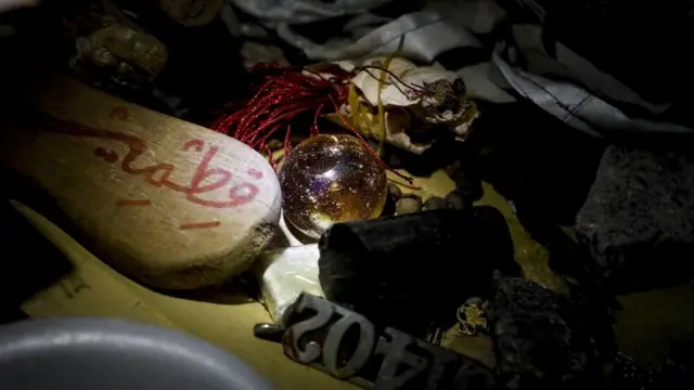 这些都是"诅咒"用的物件，不能触碰。