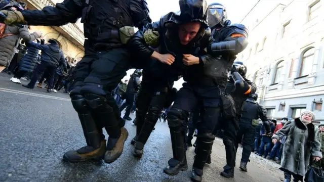 রাশিয়ার পূর্বাঞ্চলের শহর ভ্লাদিভস্তক থেকে এক বিক্ষোভকারীকে আটকের দৃশ্য