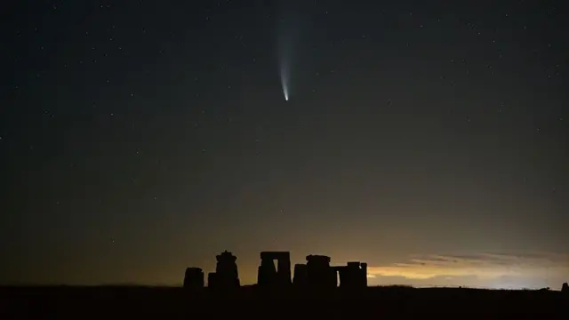 Cometa C/2020 F3 sobre Stonehenge