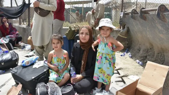 سيدة وأطفالها