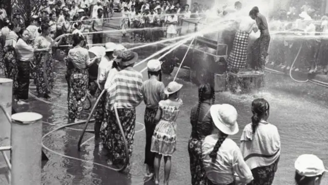 မီးသတ်ပိုက်တွေသုံးတဲ့အရင်က ရန်ကုန်သင်္ကြန်