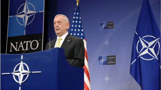 James Mattis phát biểu trong cuộc họp báo sau cuộc họp của Bộ trưởng Quốc phòng NATO