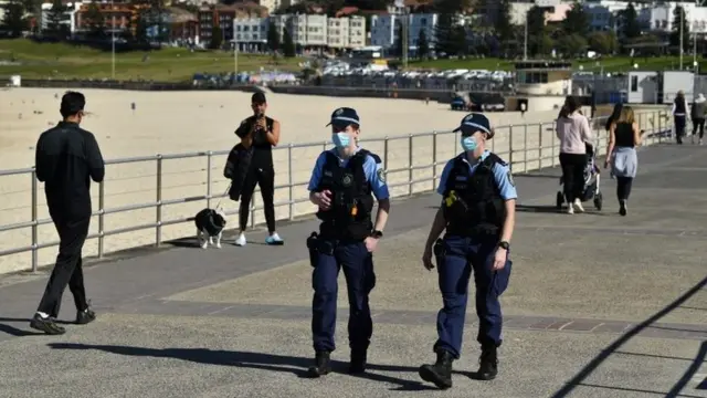 Policiais patrulham lockdown em Sydney