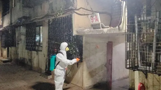 રોગમુક્તિ માટેદવાનો છંટકાવ કરી રહેલ આરોગ્ય વિભાગનો કર્મચારી