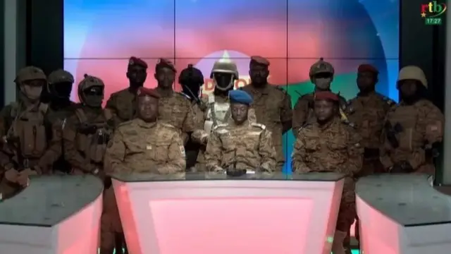 Kuri television ya Bukina Faso ku wa mbere abasirikare basoma itangazo ko bafashe igihugu