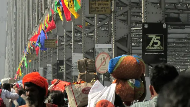 75वीं सालगिरह पर इस तरह सजाया गया था हावड़ा पुल