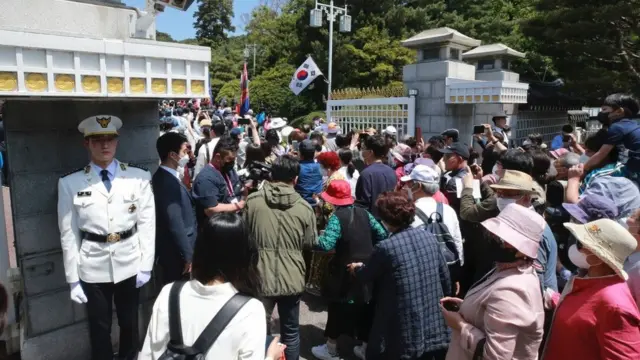 시민들이 10일 오전 서울 종로구 청와대에 들어서고 있다