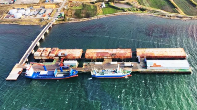 El actual puerto principal de las islas Malvinas/Falklands, construido en 1984, que será reemplazado en 2024.