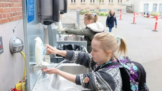 ترتب فترات لغسل الأيدي وتطهيرها من وقت لآخر
