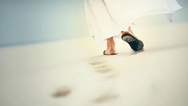 Un hombre caminando en el desierto