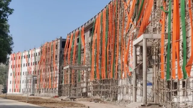 बाहर से देखने पर मेडिकल कॉलेज की इमारत निर्माणाधीन लग रही है