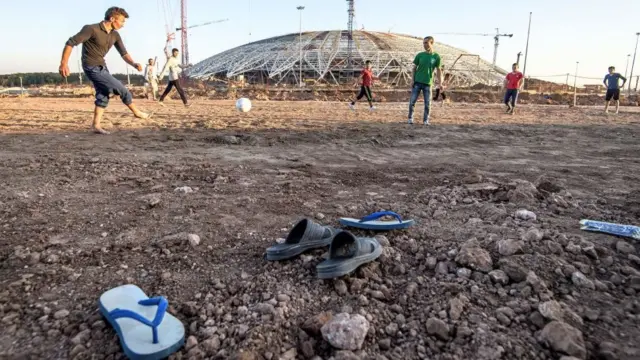 Operários jogam bola perto do estádioibet casa de apostasSamara