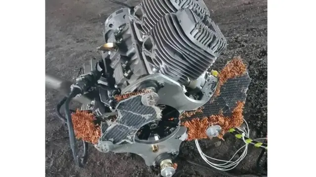 Двухцилиндровый двигатель "Шахеда". По словам эксперта, это самая дорогая деталь дрона, позволяющая ему передвигаться на большие расстояния