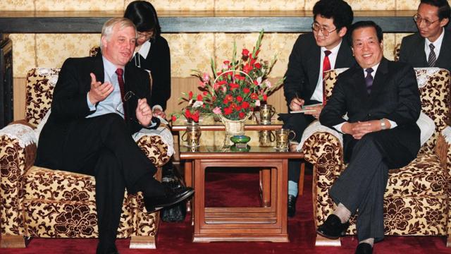 钱其琛（右）在北京接见彭定康（左）（20/10/1992）