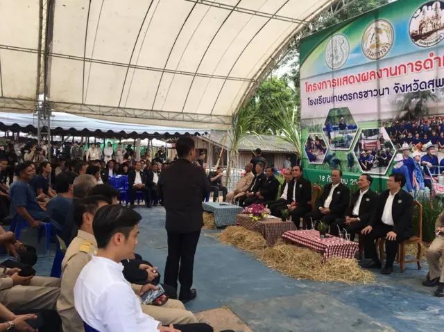 นายวราวุธ ศิลปอาชา ทายาทนายบรรหาร นำทีมอดีต ส.ส.สุพรรณบุรี และอ่างทอง ของ ชทพ.มาพบปะพูดคุยกับนายกฯ