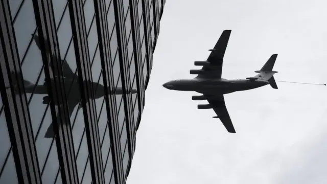 Воздушный танкер-заправщик Ил-78 пролетает над улицей Лесная