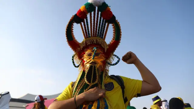 Hincha de Ecuador con una máscara.