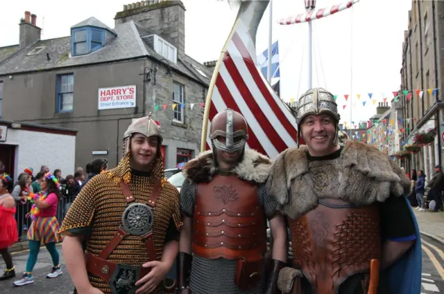 셰틀랜드 제도에서 열린 프라이드 축제에서 바이킹 전사 차림을 한 참가자들. 스코틀랜드 에버딘에서 배를 타고 이곳까지 참석한 드래그 퀸 복장의 참가자도 있었다