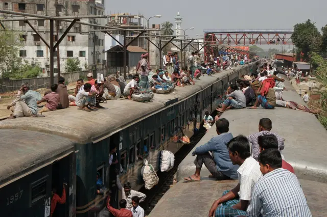Susret dve kompozicije sa krovovima punih ljudi i robe običnim radnim danom na prilazu Gazipuru, centru tekstilne industrije nedaleko od Dake.