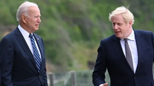 رئيس الوزراء البريطاني بوريس جونسون يتحدث مع الرئيس الأمريكي جو بايدن، في 10 يونيو/حزيران 2021