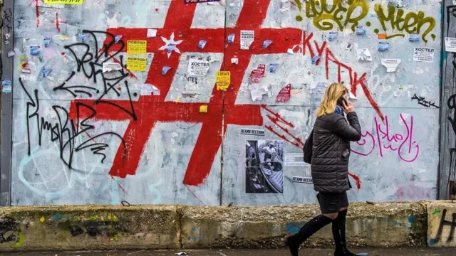 علامة هاشتاغ رسمت على أحد الجدران في الشارع