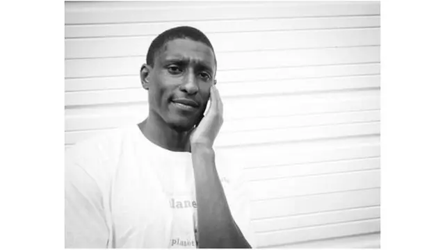 Hombre hablando por celular.