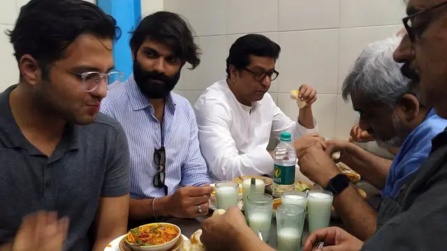 एका खानावळीत मिसळ पाव खाताना राज आणि अमित ठाकरे