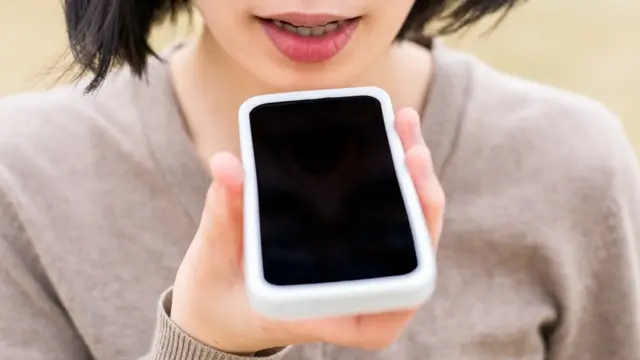 Mujer hablando al teléfono