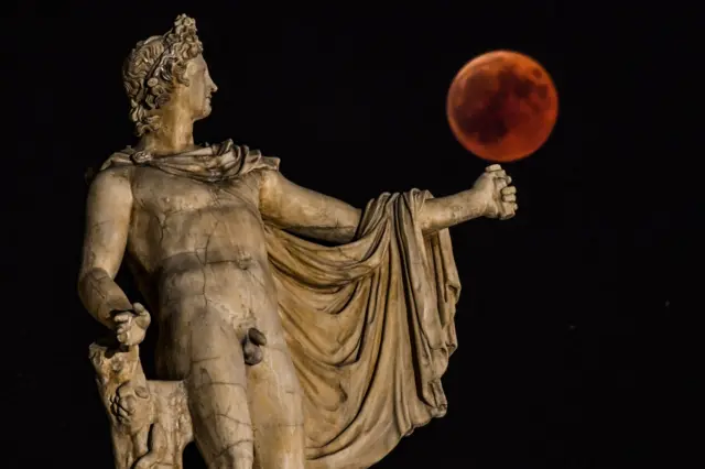 Atina'daki Apollo tanrısı heykeli