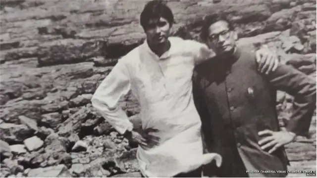 वडील हरिवंशराय बच्चन यांच्यासोबत