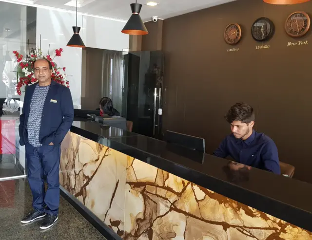 Paknoosh Kharaghani em recepção de hotel que construiu na Bahia