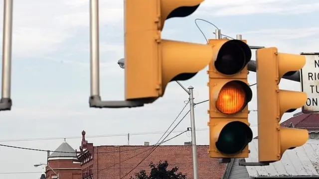 Un semáforo en amarillo