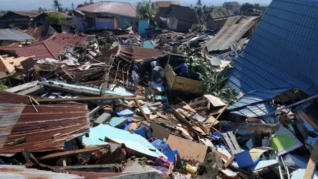 Pessoas vasculham escombros após o terremoto