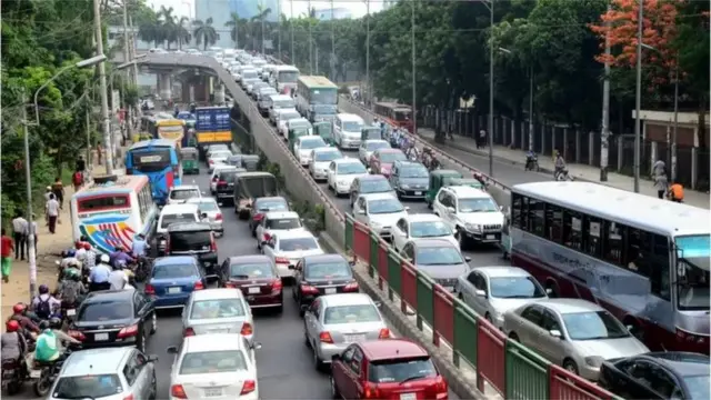 সড়কের অনেক জায়গাতেই নির্বিঘ্নে যান চলাচল করার সুযোগ নেই দেশের বিভিন্ন জায়গায়।