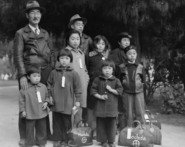 Familia en camino a un centro de internamiento