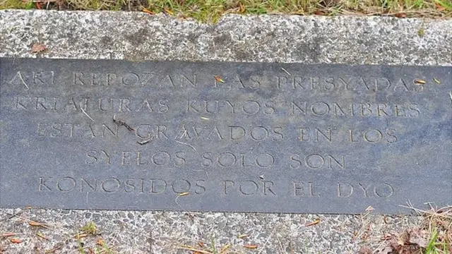 Placa en ladino de la sección para niños que nacieron muertos o murieron a las pocas horas del Cementerio Histórico Sefardí de Seattle, en Estados Unidos. Reza: "Aki repozan las presyadas kriaturas kuyos nombres son gravados en los syelos[.] Solo son konosidos por el Dyo".